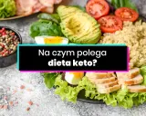 Kolorowa sałatka z awokado, pomidorami, jajkiem i kurczakiem. Idealna na keto dietę.