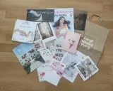Materiały z targów ślubnych: magazyny, zaproszenia, zdjęcia i torba z napisem "Targi Młodej Pary".