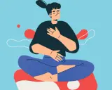 En person med slutna ögon sitter i meditationsställning, med händerna över bröstet och magen. En påminnelse om att kroppen talar till dig.