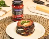 Deliciosas berenjenas a la parmesana apiladas, con queso fundido y salsa de tomate casera.