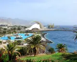 Widok na Auditorium w Santa Cruz de Tenerife, baseny, port i góry. Idealne miejsce, by zobaczyć, co oferuje miasto.