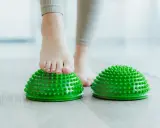 Półkule sensoryczne: ćwiczenia na płaskostopie i rozwój dziecka