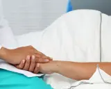Lekarz uspokaja pacjentkę przed amniopunkcją, podkreślając, że amniopunkcja ryzyko jest minimalne.