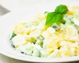 Ein cremiger Kartoffel-Gurken-Salat, garniert mit Basilikum. Perfekt für ein leichtes Mittagessen oder als Beilage. Dieses Kartoffel Gurken Salat Rezept ist ein Klassiker.