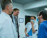 Tuva Novotny och Alexander Skarsgård i samtal med sjukhuspersonal.