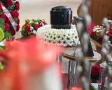 Urzna z prochami, otoczona kwiatami, obok wieńca z czerwonych róż. Czy kremacja boli? To pytanie, na które odpowiedź zna tylko zmarły.