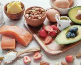 Łosoś, awokado, jajka, orzechy, jagody i truskawki – idealne składniki na dietę niskowęglowodanową.