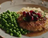 En klassisk Wallenbergare med lingon, ärtor och potatispuré. Ett utsökt recept för en fin middag.