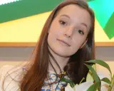 Sanah z bukietem białych lilii, uśmiechnięta, jakby przeżywała najlepszy dzień w moim życiu.