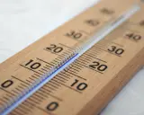 Drewniany termometr pokazuje temperaturę ok. 10°C. Sprawdzam, jaka jest minimalna temperatura w mieszkaniu przepisy.