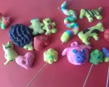 Kolorowe zwierzątka i serca z mas plastycznych: jeż, kotek, misie, tygrys, krowa, świnka, tęczowy wąż i motyl.