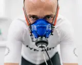 Mężczyzna w masce do testów wydolnościowych, badanie VO2 max. Intensywny wysiłek w celu poprawy kondycji.