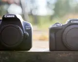 Dwa aparaty Canon EOS 2000D stoją obok siebie. Wady i zalety tego modelu są kluczowe dla początkujących fotografów.
