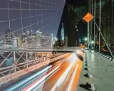 Nocny Nowy Jork z widokiem na Brooklyn Bridge. Efekt 3d lut dodaje głębi miejskiemu krajobrazowi, podkreślając światła samochodów i budynków.