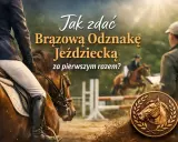 Brązowa odznaka jeździecka z wizerunkiem konia w wieńcu laurowym. W tle jeźdźcy i przeszkody.