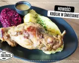 Nowość! Królik w śmietanie z purée ziemniaczanym i czerwoną kapustą. Pyszne danie na talerzu.