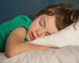 Chłopiec śpi spokojnie. Czasem zdarza się moczenie nocne u 6 latka, ale sen jest ważny.