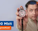 Mann hält Stoppuhr, die 100 Mbit/s Speedtest symbolisiert. DSLWEB Logo im Hintergrund.