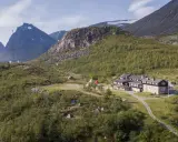STF Kebnekaise fjällstation med tält och fjäll i bakgrunden. En plats för äventyr och naturupplevelser.