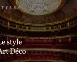 Intérieur d'un théâtre orné, avec des fresques au plafond et des sièges rouges. Un style Art Déco pour une soirée inoubliable.