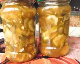 Słoiki z ogórkami z chili i czosnkiem, gotowe na zimę.