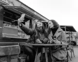 Momento perfetto per una foto da fare con la bff, con caffè e un sorriso davanti al food truck.