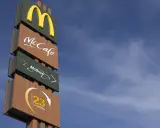 Znak McDonald's z McCafe i McDrive. Zastanawiasz się, ile się zarabia w maku?