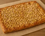 Deliciosa coca de llardons con piñones dorados, lista para disfrutar.