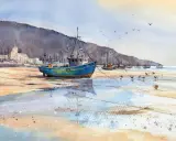 Peindre un bateau bleu sur la plage, avec des reflets dans l'eau et des mouettes.