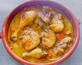 Muslos de pollo en salsa, un plato casero que evoca la receta de la abuela. Jugosos trozos de pollo dorados en una rica salsa con zanahorias y laurel.
