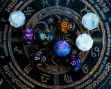 Kolorowe kości do gry na tle zodiaku. Czy to zapowiedź horoskopu tygodniowego dla Wagi?