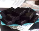 Mörka, saftiga bitar av oreo kaka recept, staplade på en ljusblå tallrik. Perfekt för fikat!