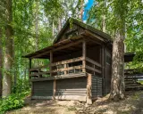 Drewniane domki kempingowe Mazury w otoczeniu zieleni. Idealne miejsce na wypoczynek wśród natury.