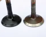 Dwa zawory silnika: jeden czarny od nagaru, drugi czysty, jak po zastosowaniu lubryfikatora LPG.