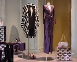 Elegancka suknia i futro na manekinach. Warto zwrócić uwagę na detale, by rozpoznać podróbkę Moschino.