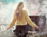 Kobieta w żółtym swetrze otoczona liczbami, symbolizującymi numerologię i jej 66 znaczenie.