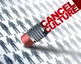 Gomme effaçant des silhouettes humaines, symbolisant la "cancel culture" qui efface des individus de la société.