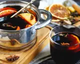 W czym podawać grzane wino? Sekrety smaku i idealnej atmosfery