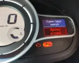 Pomarańczowy kluczyk kontrolka renault świeci się, informując o konieczności wykonania przeglądu.