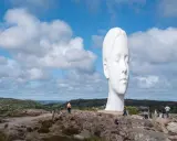 Enormt vitt ansikte reser sig mot en molnig himmel. En av de mest minnesvärda platserna att besöka i Göteborg.