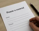 Dokument "Pozew o rozwód" z polami na wpisanie powodów i danych pozwanego. Długopis i dłoń sugerują przygotowanie argumentów do rozwodu.