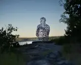 Skulptur av bokstäver vid Artipelag Stockholm, med en sjö i bakgrunden.