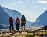 Vandrare på Kungsleden pekar mot fjällen.