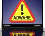 Warnung auf Laptop-Bildschirm: gelbes Dreieck mit Ausrufezeichen und dem Wort "ADWARE". Ein Adware-Virus ist eine Bedrohung.