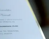 Zawiadomienie do pracy o ślubie Kowalskich i Nowaków. Uroczystość odbędzie się o godzinie 15:00 w kościele pw. Św. Mikołaja w Tyncu Małym.
