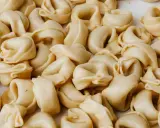 Tortellini freschi, un classico delle specialità romagnole, pronti per essere gustati in un piatto fumante.