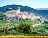 La Basilica di San Francesco domina il colle. Un panorama incantevole, perfetto per scoprire le cose da fare a Assisi.