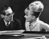 Monica Zetterlund, maka med en pianist, ser ut att dela en tanke under en musikalisk stund.