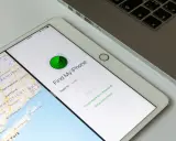 Tablet z otwartą aplikacją "Find My iPhone" i mapą.