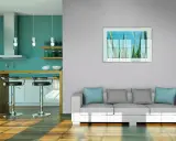 Modernes Wohnzimmer mit Vliestapete tapezieren. Ein weißes Sofa mit blauen und grauen Kissen steht vor einer Wand mit einem Bild von Gräsern. Daneben eine Küche mit Bar.